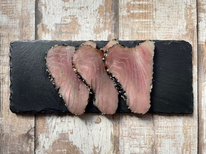 Geräucherter Thunfisch mit Sesam